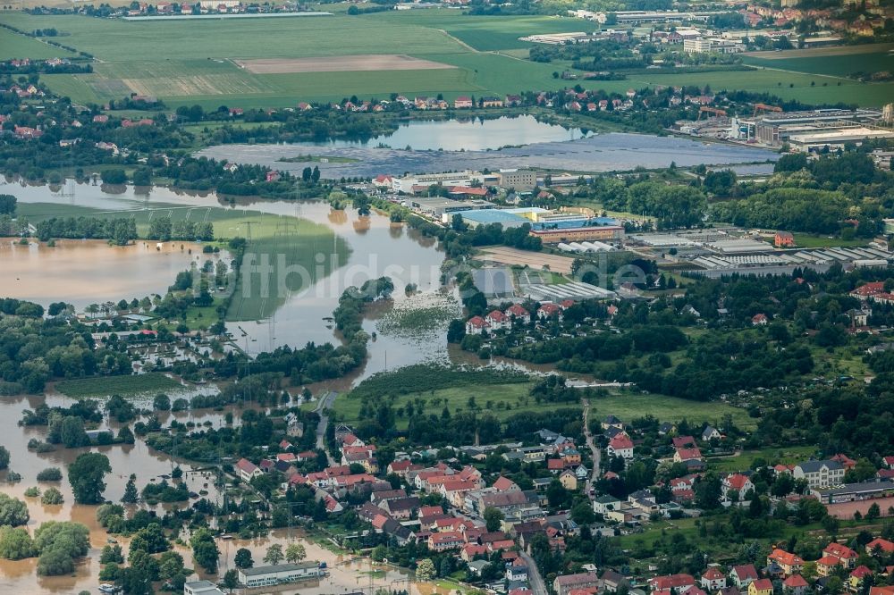 Coswig von oben - Situation während und nach dem Hochwasser an den Ufern der Elbe bei Coswig im Bundesland Sachsen