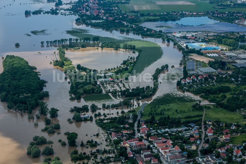 Coswig aus der Vogelperspektive: Situation während und nach dem Hochwasser an den Ufern der Elbe bei Coswig im Bundesland Sachsen