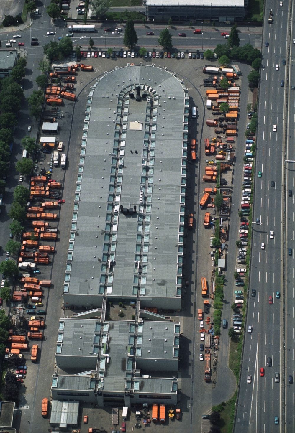 Luftaufnahme Berlin Tempelhof - Sitz und Hauptverwaltung der BSR Berliner Stadtreinigung an der Ringsbahnstraße in Tempelhof von Berlin