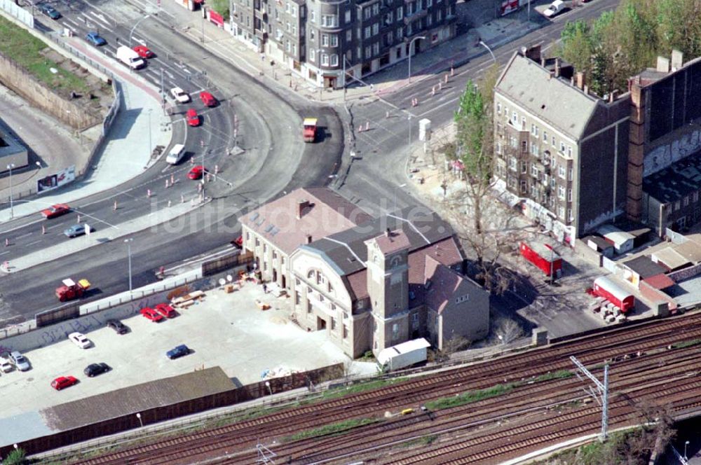 Berlin von oben - 01.05.1995 Sitz der Tageszeitung Neues Deutschland in Berlin Friedrichshain, Alt Stralau