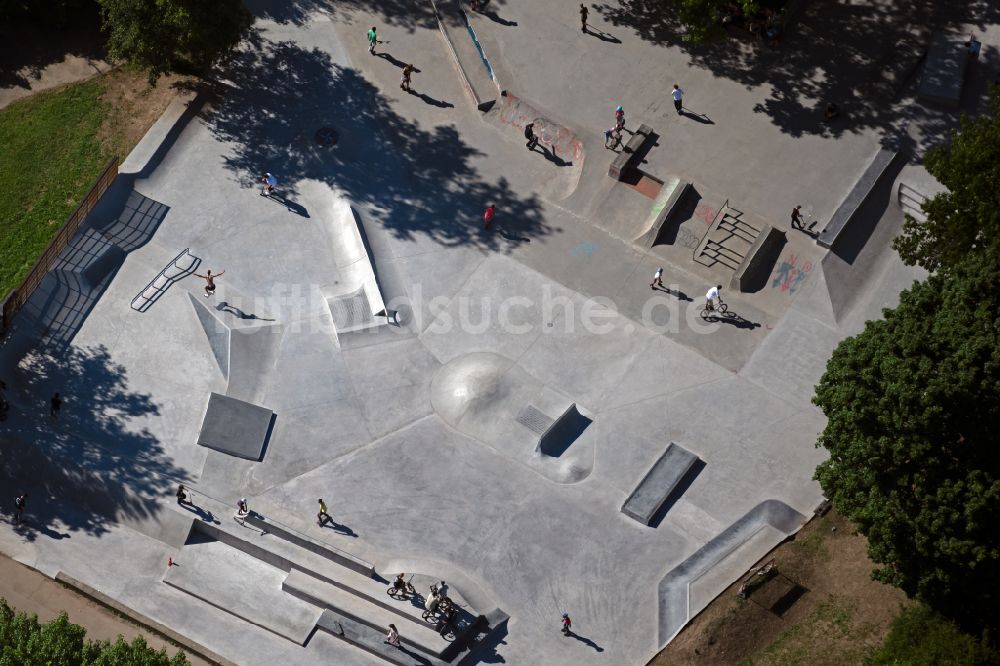 Luftaufnahme Freiburg im Breisgau - Skatepark und Skatebahn im Dietenbachpark in Freiburg im Breisgau im Bundesland Baden-Württemberg, Deutschland