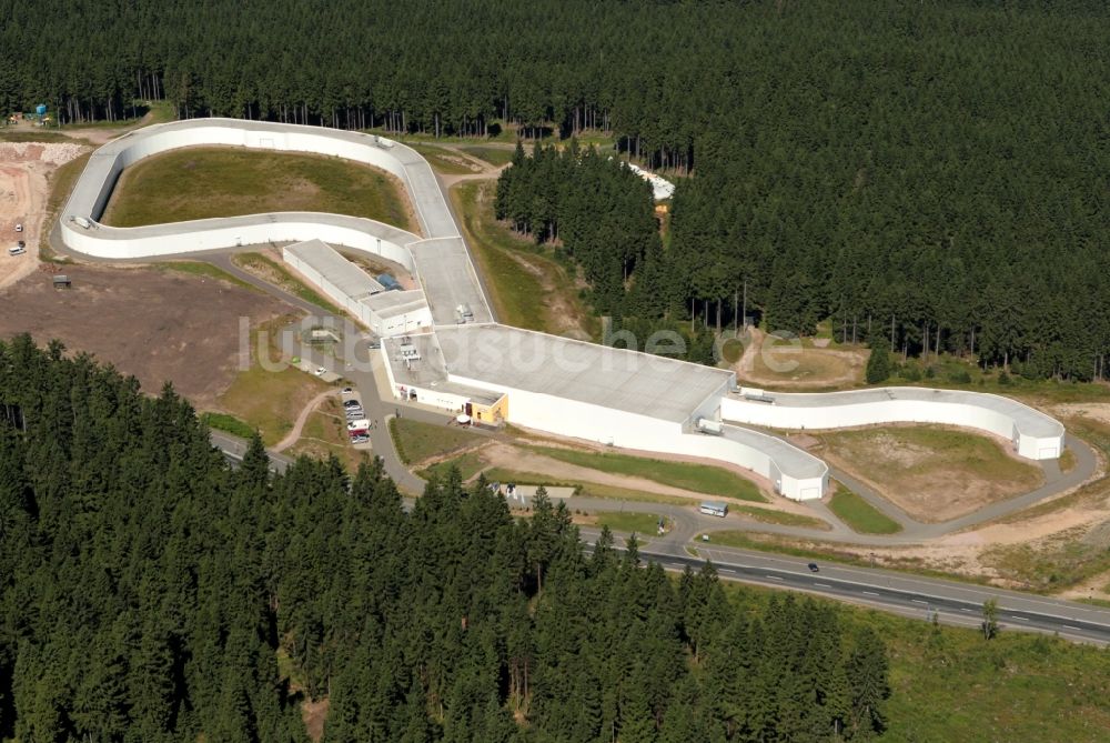 Luftaufnahme Oberhof - Skibahn mit der neu errichtete Skihalle in Oberhof im Bundesland Thüringen