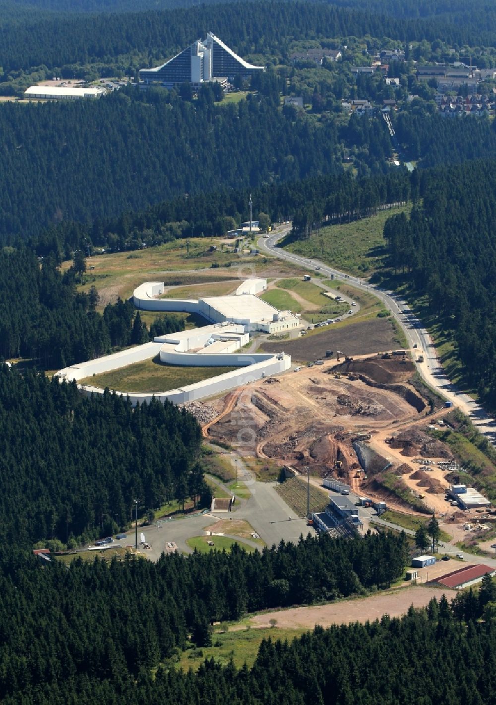 Oberhof aus der Vogelperspektive: Skibahn mit der neu errichtete Skihalle in Oberhof im Bundesland Thüringen