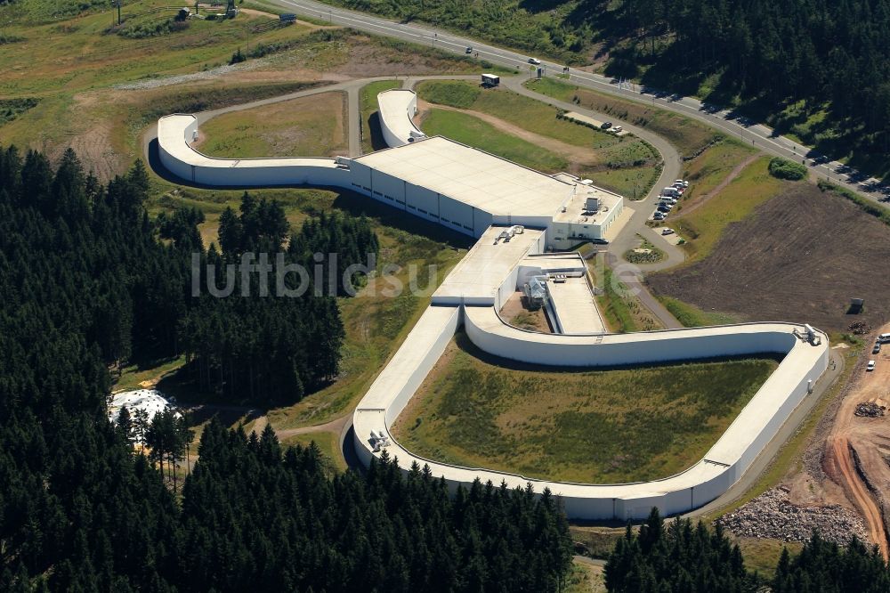 Luftaufnahme Oberhof - Skibahn mit der neu errichtete Skihalle in Oberhof im Bundesland Thüringen