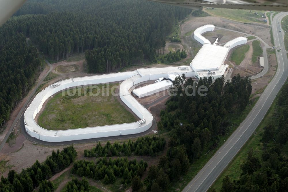 Luftaufnahme Oberhof - Skibahn der Skihalle in Oberhof im Bundesland Thüringen