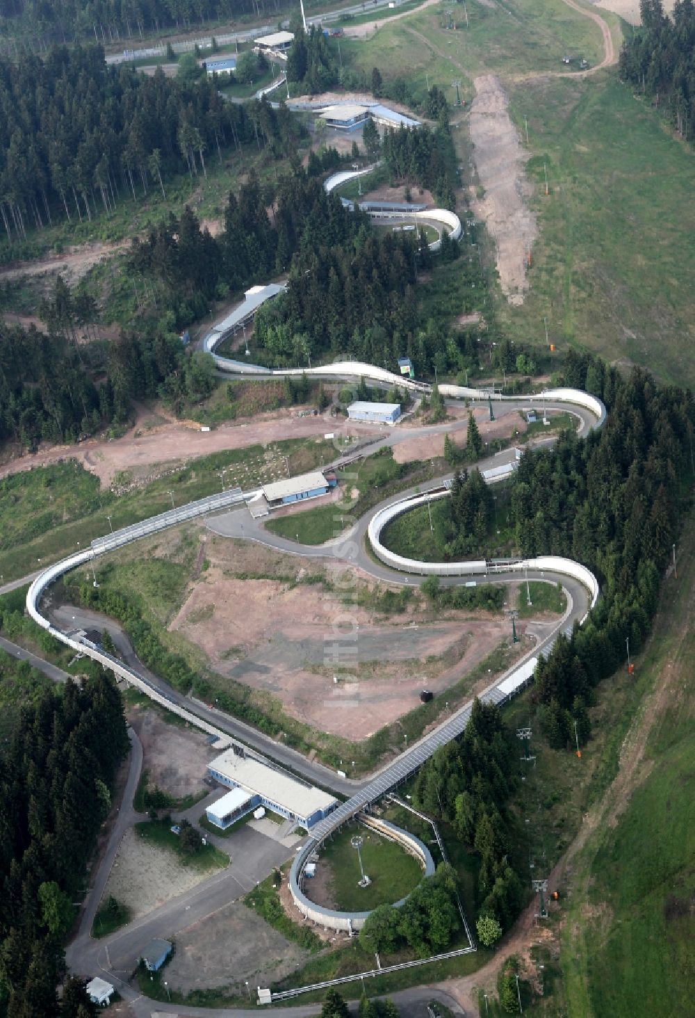 Oberhof von oben - Skibahn der Skihalle in Oberhof im Bundesland Thüringen