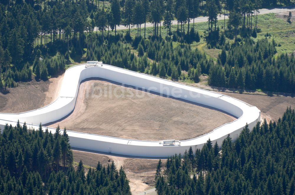 Oberhof aus der Vogelperspektive: Skibahn der Skihalle in Oberhof im Bundesland Thüringen