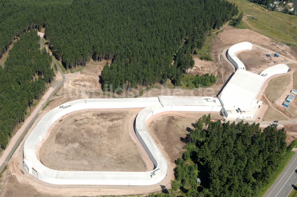 Luftaufnahme Oberhof - Skibahn der Skihalle in Oberhof im Bundesland Thüringen