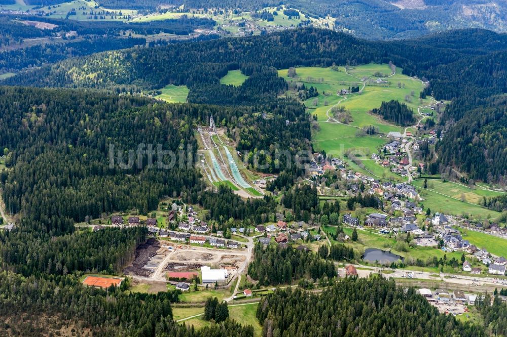 Luftbild Hinterzarten - Skiflug Schanze, Wintersport im Schwarzwald in Hinterzarten im Bundesland Baden-Württemberg, Sommerfoto