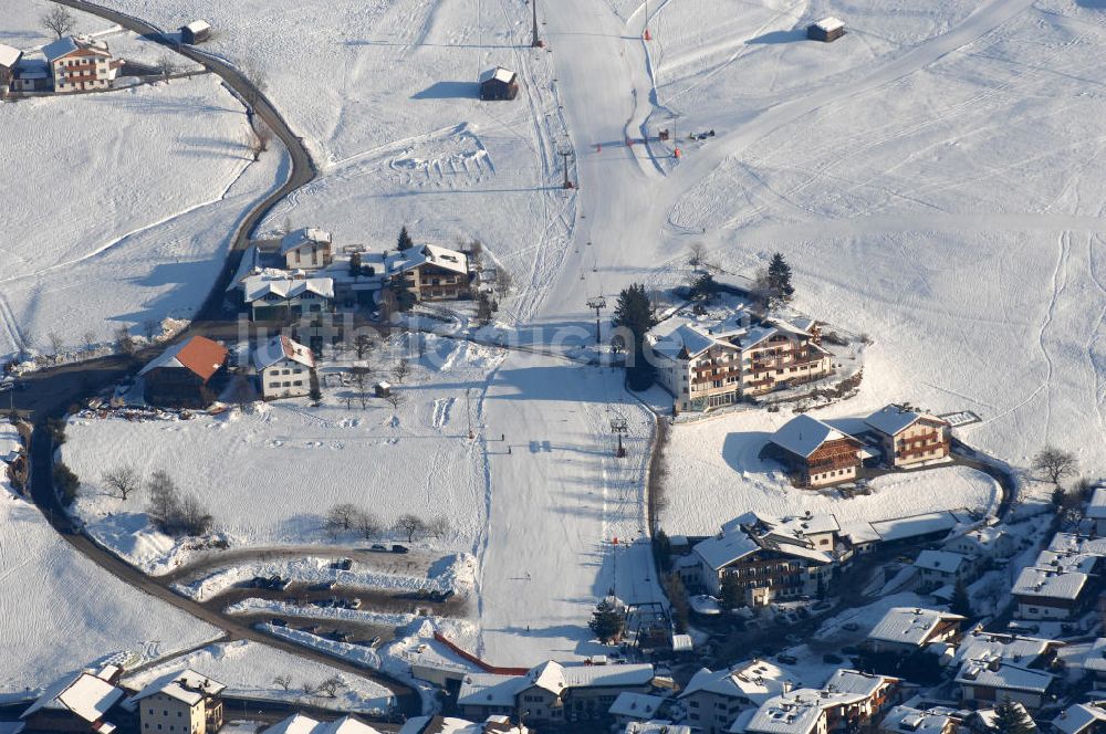 Kastelruth von oben - Skipiste an der Wegscheidstraße (Via Wegscheid) in Kastelruth (Castelrotto) in Italien