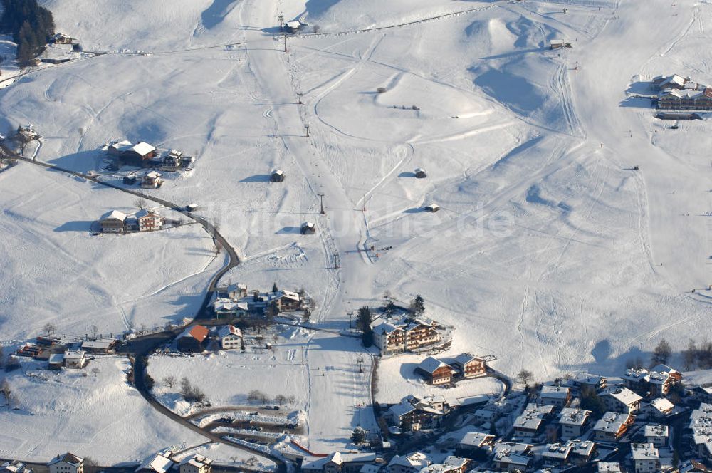 Kastelruth aus der Vogelperspektive: Skipiste an der Wegscheidstraße (Via Wegscheid) in Kastelruth (Castelrotto) in Italien