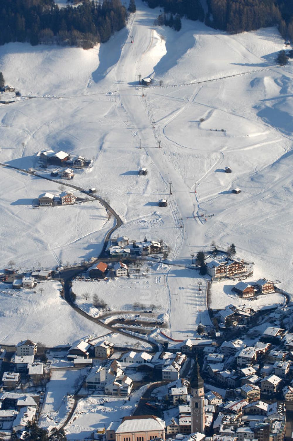 Luftbild Kastelruth - Skipiste an der Wegscheidstraße (Via Wegscheid) in Kastelruth (Castelrotto) in Italien