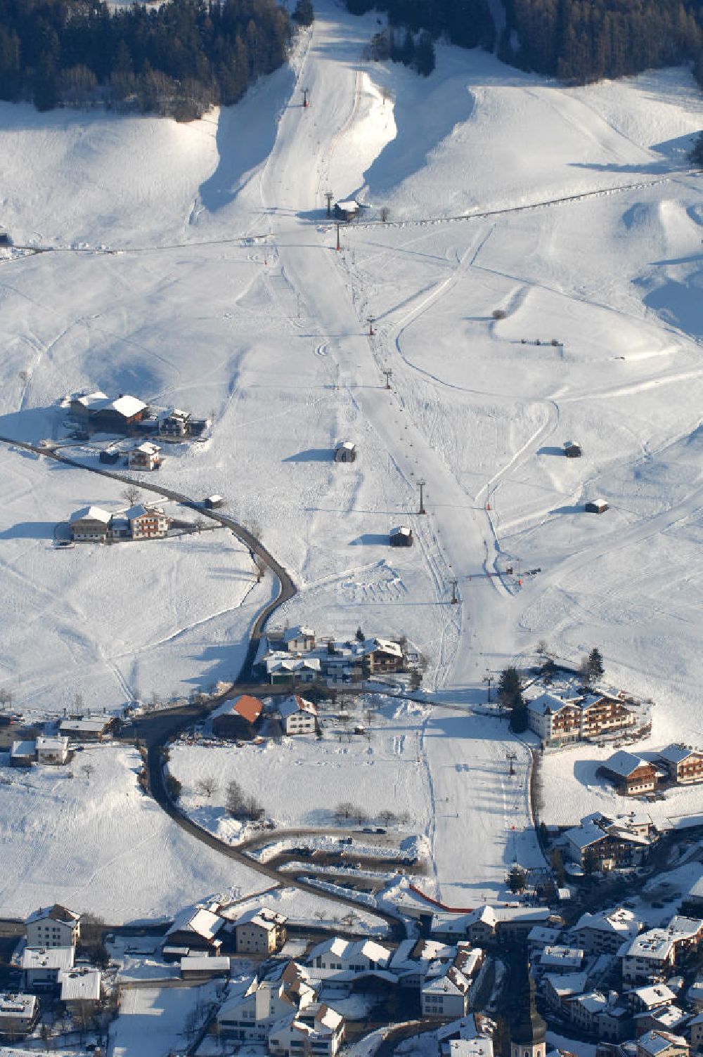 Luftaufnahme Kastelruth - Skipiste an der Wegscheidstraße (Via Wegscheid) in Kastelruth (Castelrotto) in Italien