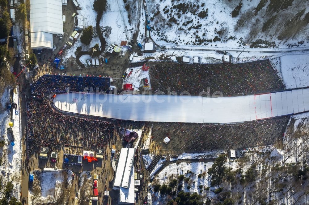 Willingen von oben - Skispringen beim World Ski- Cup Willingen 2014 an der Mühlenschanze in Willingen (Upland) im Hochsauerland in Hessen