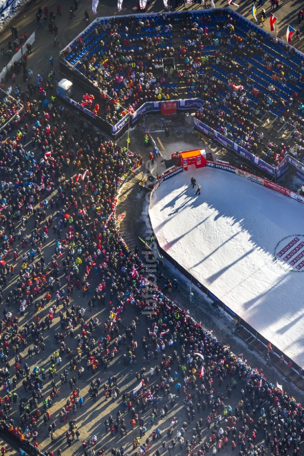 Willingen aus der Vogelperspektive: Skispringen beim World Ski- Cup Willingen 2014 an der Mühlenschanze in Willingen (Upland) im Hochsauerland in Hessen