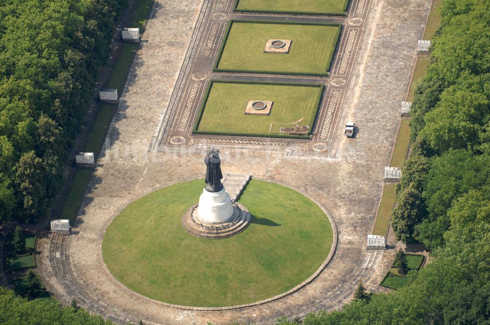 Berlin aus der Vogelperspektive: Skulptur des Befreiers im Treptower Park