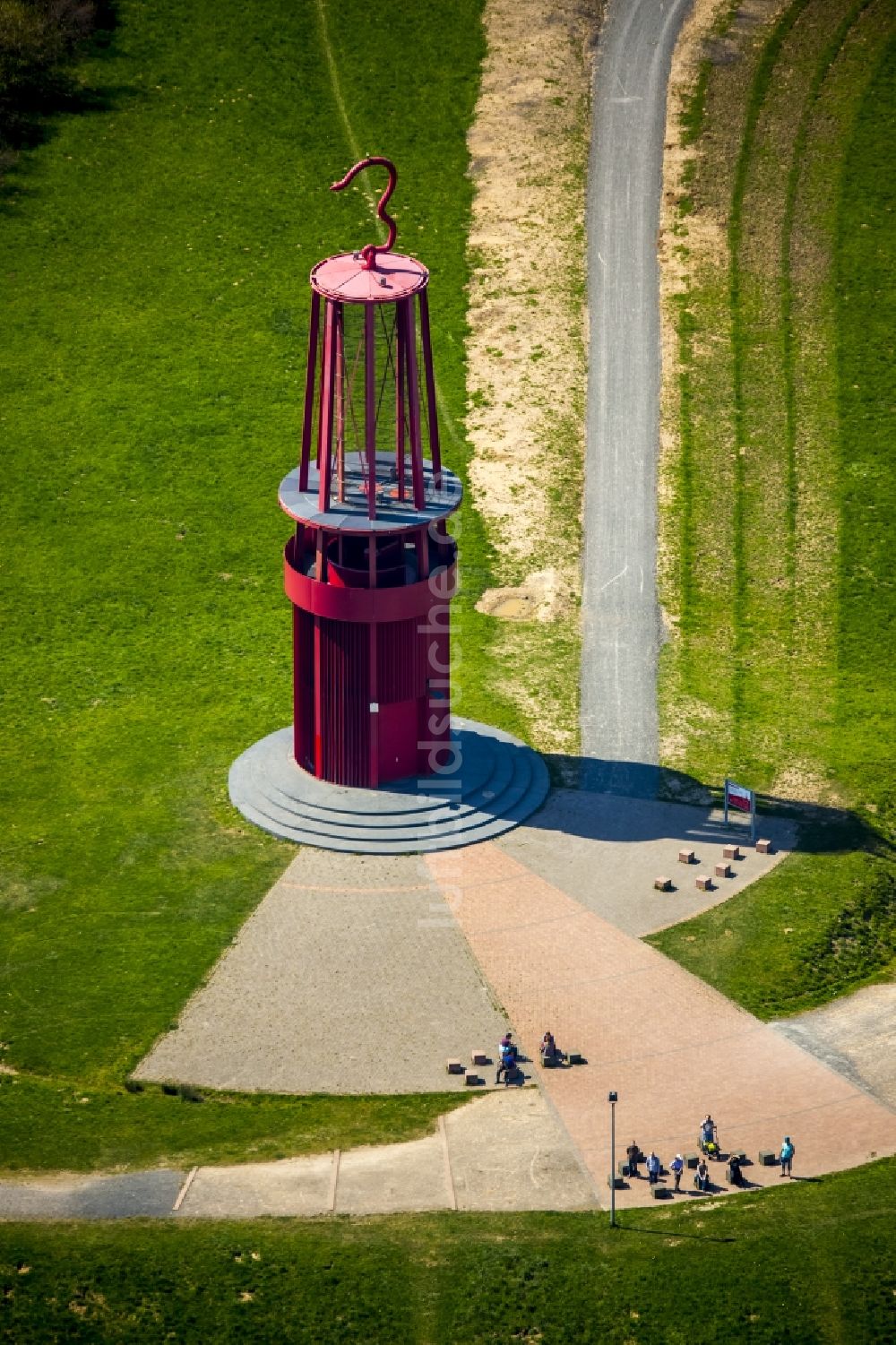 Moers aus der Vogelperspektive: Skulptur einer übergroßen roten Grubenlampe auf dem Gelände der renaturierten Halde Rheinpreußen in Moers im Bundesland Nordrhein-Westfalen