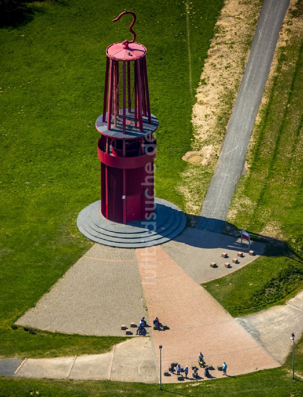 Luftbild Moers - Skulptur einer übergroßen roten Grubenlampe auf dem Gelände der renaturierten Halde Rheinpreußen in Moers im Bundesland Nordrhein-Westfalen