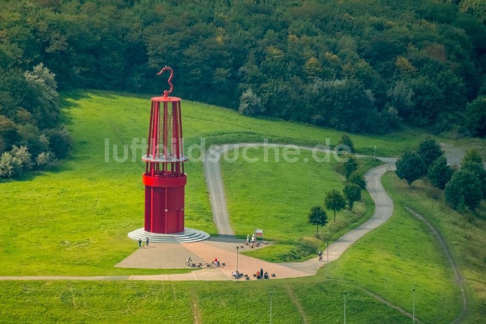 Moers aus der Vogelperspektive: Skulptur einer übergroßen roten Grubenlampe auf dem Gelände der renaturierten Halde Rheinpreußen in Moers im Bundesland Nordrhein-Westfalen