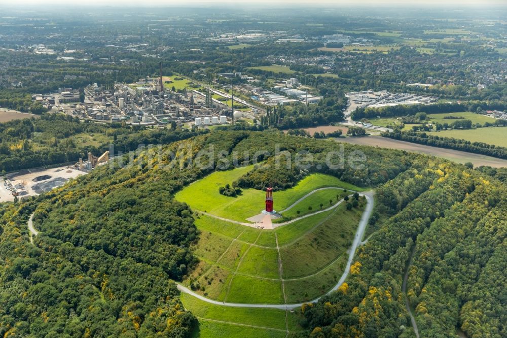 Moers von oben - Skulptur einer übergroßen roten Grubenlampe auf dem Gelände der renaturierten Halde Rheinpreußen in Moers im Bundesland Nordrhein-Westfalen