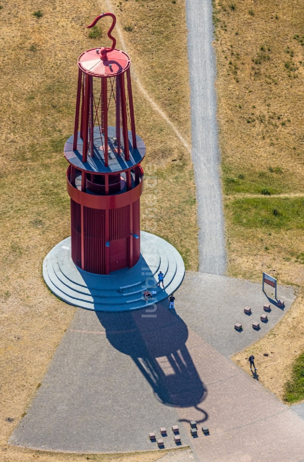 Moers von oben - Skulptur einer übergroßen roten Grubenlampe auf dem Gelände der renaturierten Halde Rheinpreußen in Moers im Bundesland Nordrhein-Westfalen