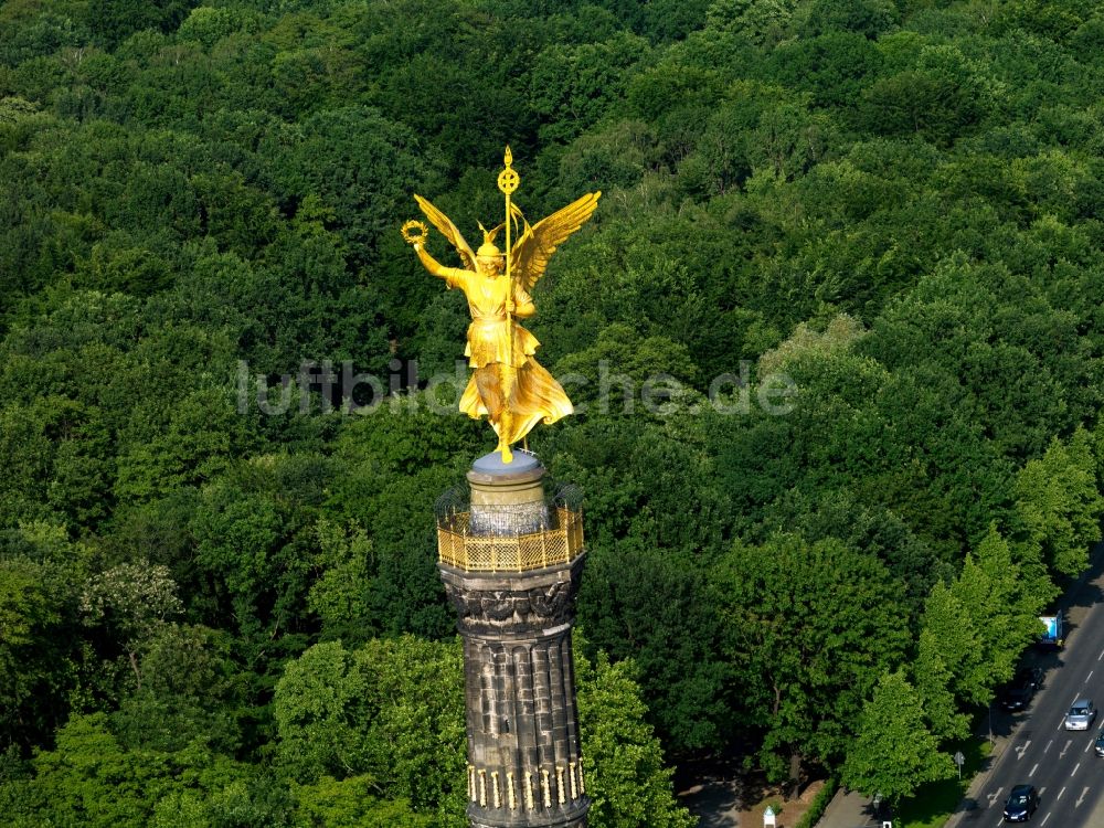 Luftaufnahme Berlin - Skulptur der Goldelse auf der Siegessäule am Kreisverkehr Großer Stern in Berlin Tiergarten