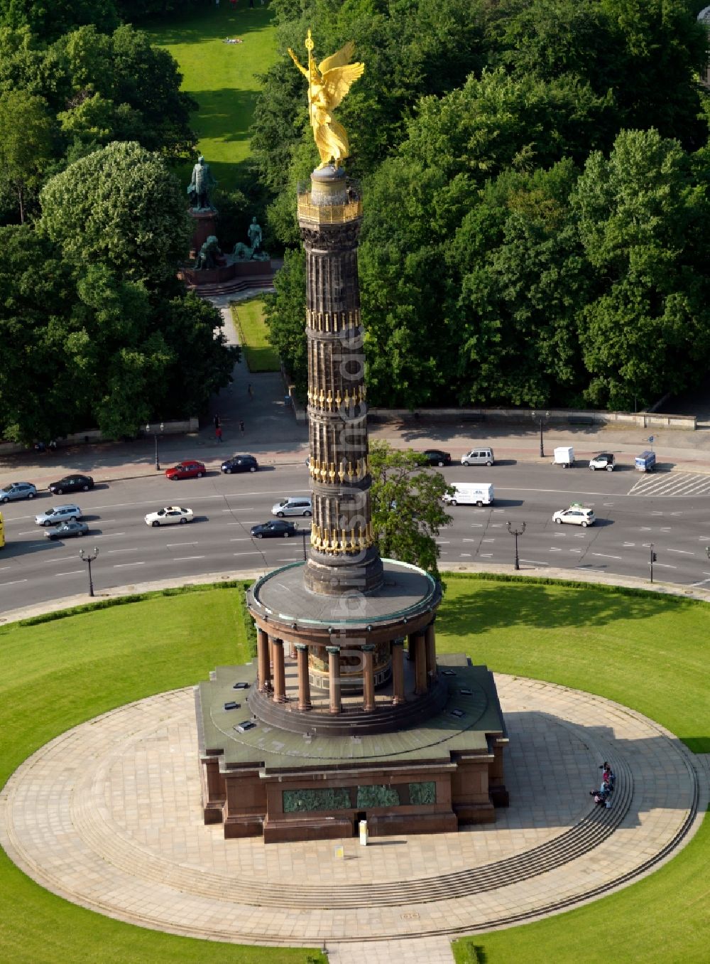 Berlin aus der Vogelperspektive: Skulptur der Goldelse auf der Siegessäule am Kreisverkehr Großer Stern in Berlin Tiergarten