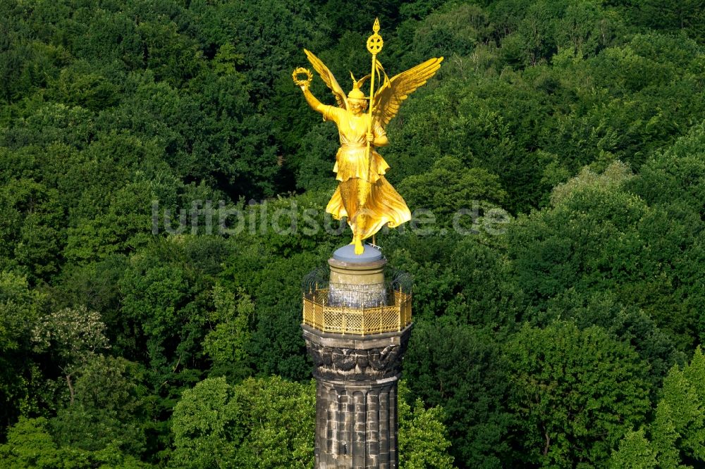 Luftaufnahme Berlin - Skulptur der Goldelse auf der Siegessäule am Kreisverkehr Großer Stern in Berlin Tiergarten