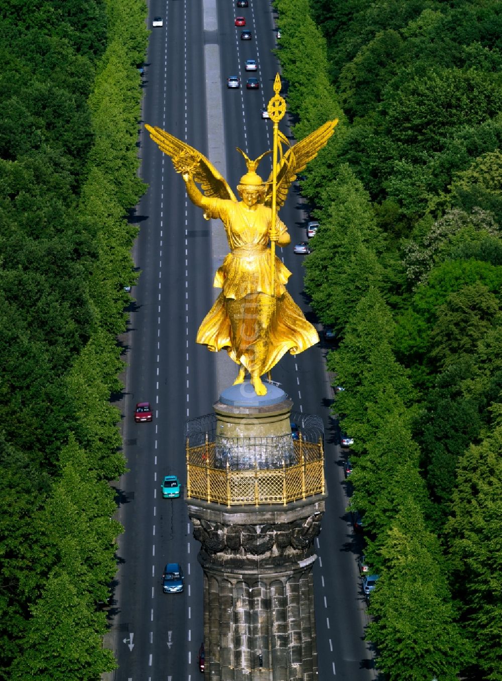 Luftbild Berlin - Skulptur der Goldelse auf der Siegessäule am Kreisverkehr Großer Stern in Berlin Tiergarten