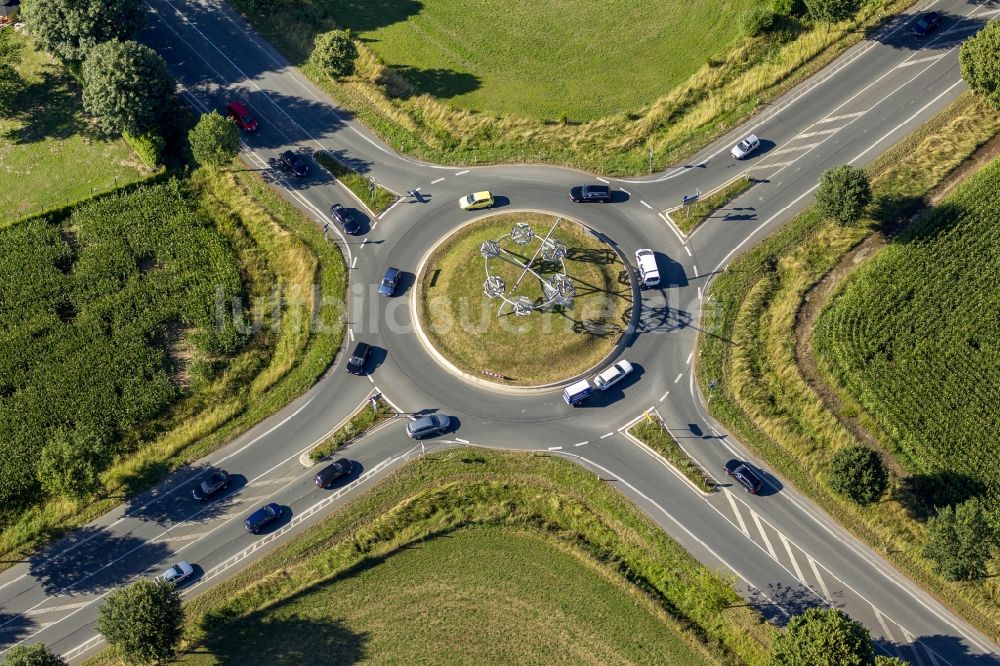 Rees aus der Vogelperspektive: Skulptur im Kreisverkehr in Rees im Bundesland Nordrhein-Westfalen