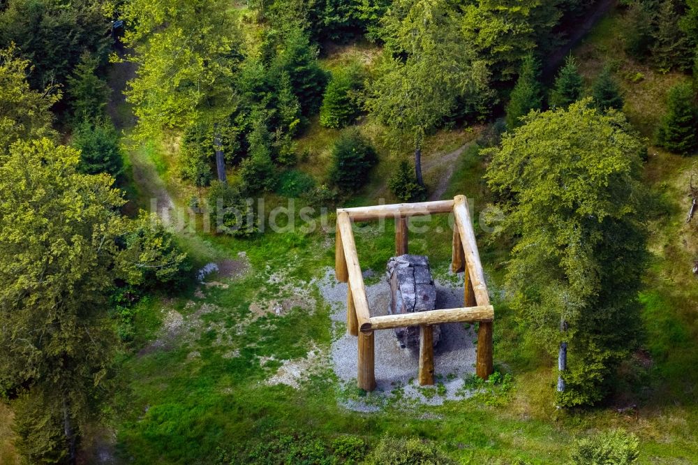 Bad Berleburg aus der Vogelperspektive: Skulptur Stein-Zeit-Mensch am Waldskulpturenweg in Bad Berleburg im Bundesland Nordrhein-Westfalen