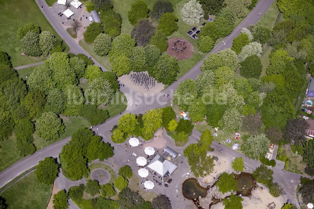 Luftbild Berlin - Skulpturen, Spielplatz und Imbissbude im Britzer Garten im Ortsteil Britz im Bezirk Neukölln in Berlin