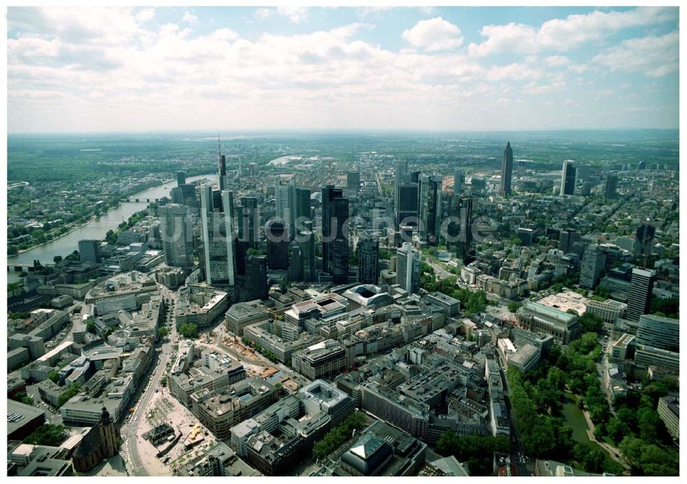 Frankfurt - Main / Hessen aus der Vogelperspektive: Skyline des Bankenviertels von Frankfurt/Main