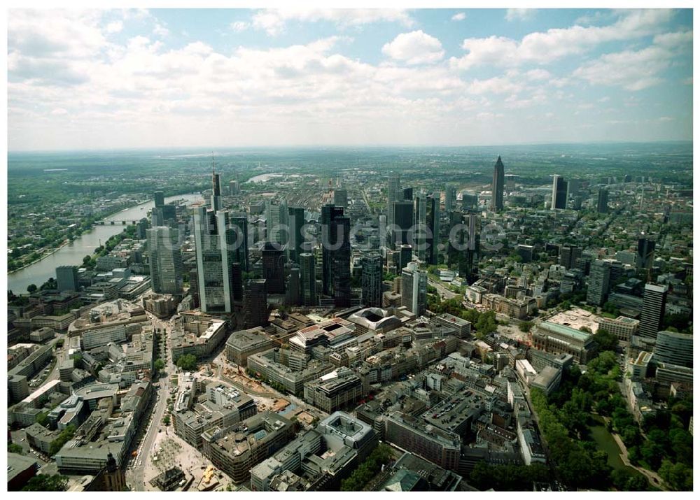 Frankfurt - Main / Hessen aus der Vogelperspektive: Skyline des Bankenviertels von Frankfurt/Main