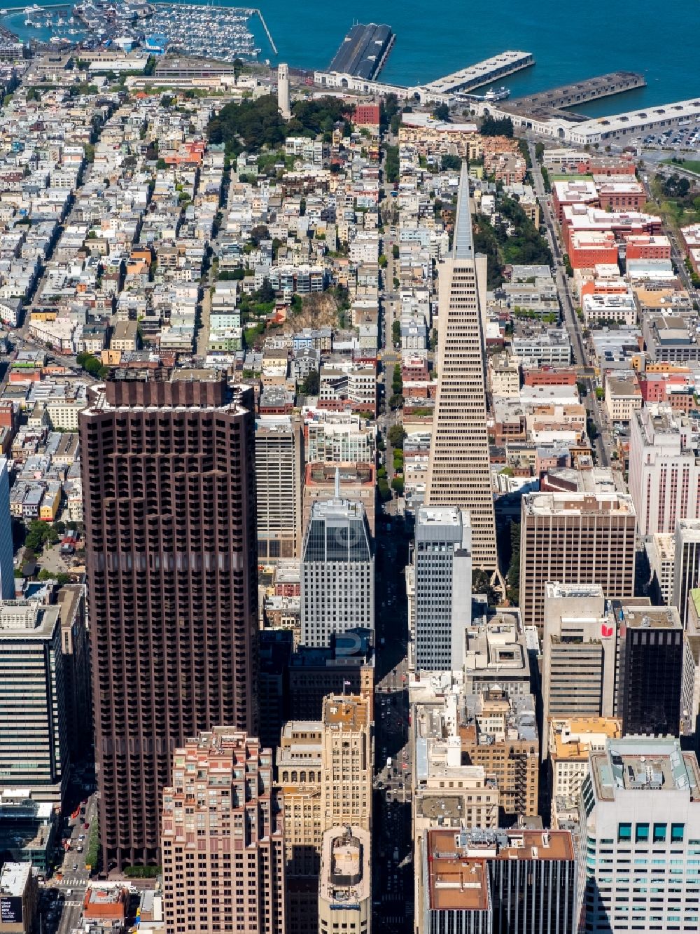 San Francisco aus der Vogelperspektive: Skyline an der Baustelle zum Neubau des Hochhaus- Gebäudekomplexes Transamerica Pyramid Center in San Francisco in USA