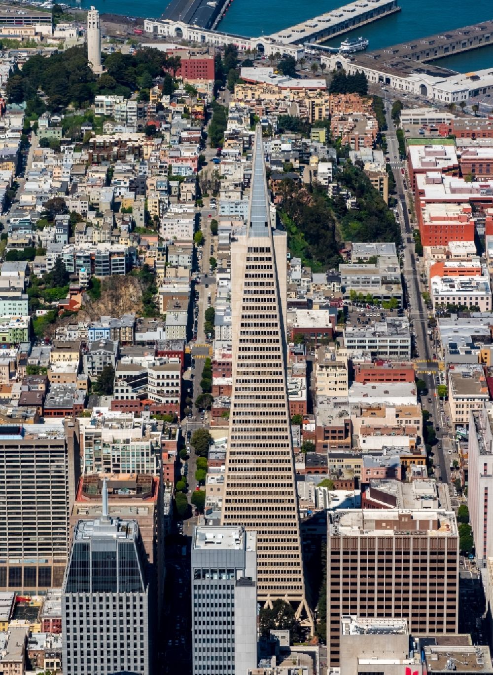 Luftbild San Francisco - Skyline an der Baustelle zum Neubau des Hochhaus- Gebäudekomplexes Transamerica Pyramid Center in San Francisco in USA