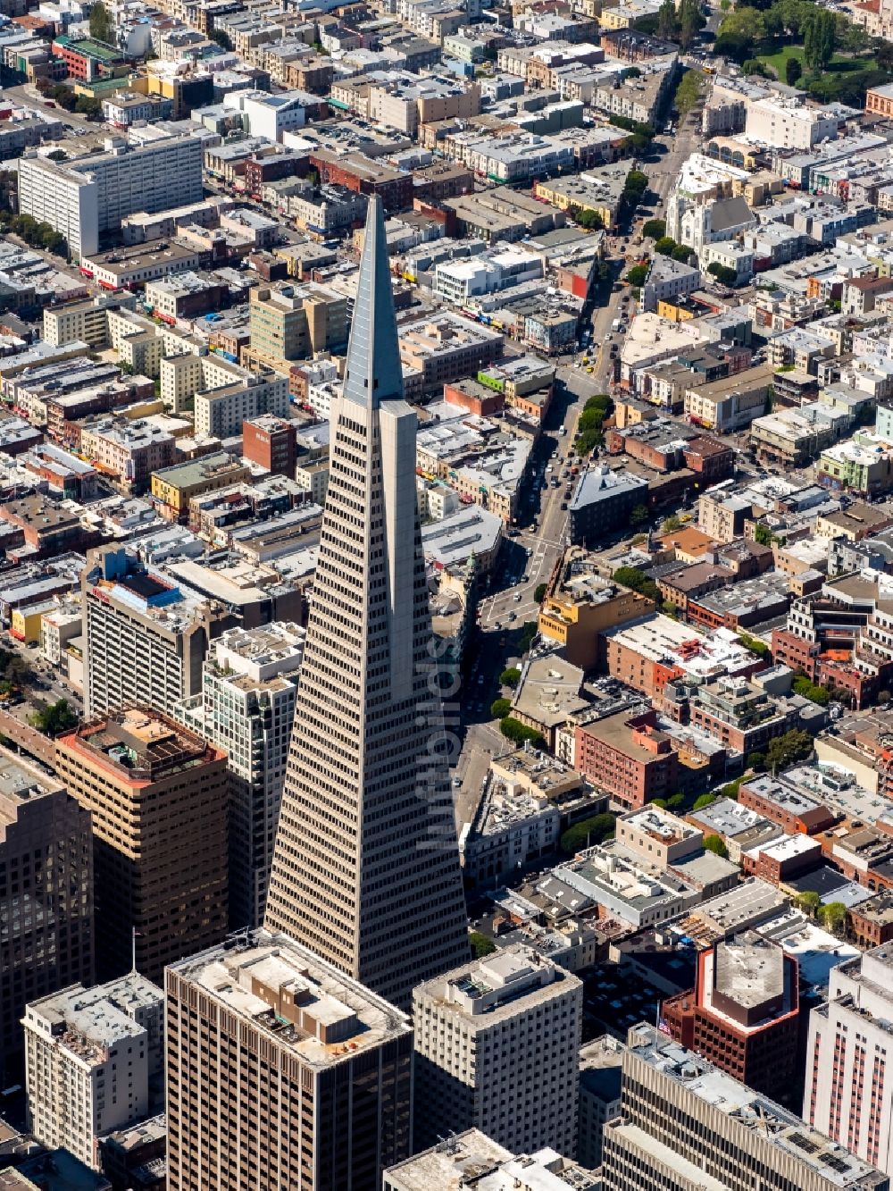 Luftaufnahme San Francisco - Skyline an der Baustelle zum Neubau des Hochhaus- Gebäudekomplexes Transamerica Pyramid Center in San Francisco in USA