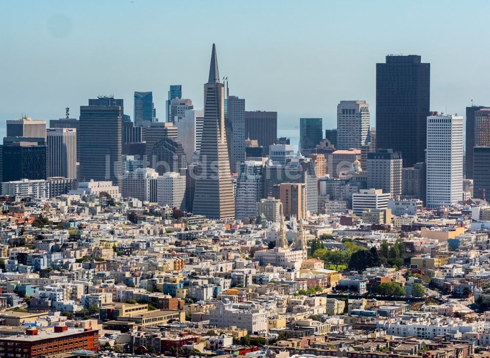 San Francisco von oben - Skyline an der Baustelle zum Neubau des Hochhaus- Gebäudekomplexes Transamerica Pyramid Center in San Francisco in USA