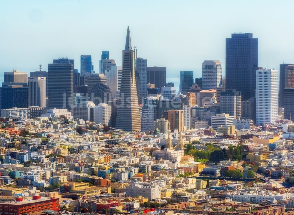 San Francisco aus der Vogelperspektive: Skyline an der Baustelle zum Neubau des Hochhaus- Gebäudekomplexes Transamerica Pyramid Center in San Francisco in USA