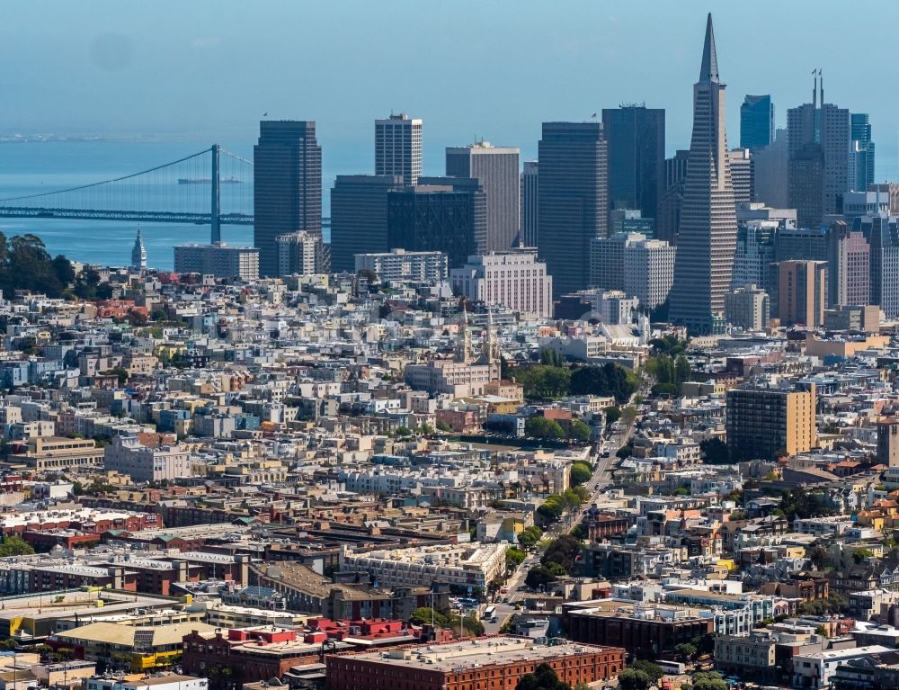 Luftbild San Francisco - Skyline an der Baustelle zum Neubau des Hochhaus- Gebäudekomplexes Transamerica Pyramid Center in San Francisco in USA