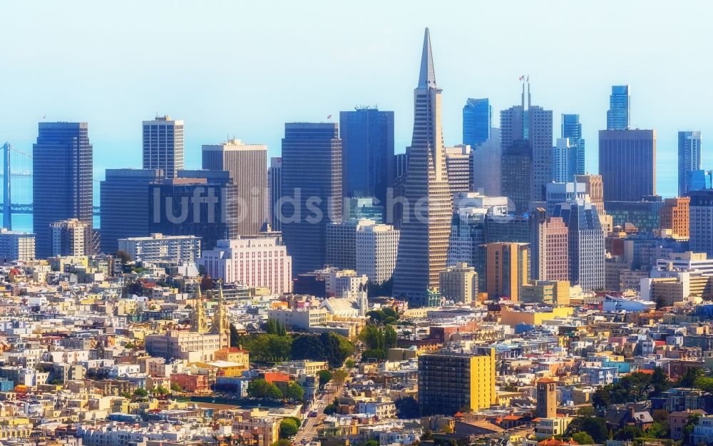 San Francisco von oben - Skyline an der Baustelle zum Neubau des Hochhaus- Gebäudekomplexes Transamerica Pyramid Center in San Francisco in USA