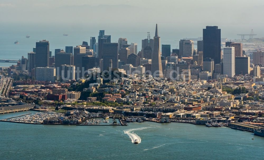 San Francisco aus der Vogelperspektive: Skyline an der Baustelle zum Neubau des Hochhaus- Gebäudekomplexes Transamerica Pyramid Center in San Francisco in USA