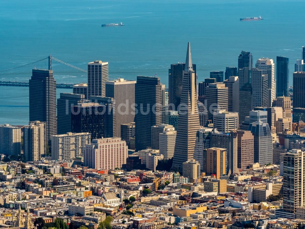 Luftaufnahme San Francisco - Skyline an der Baustelle zum Neubau des Hochhaus- Gebäudekomplexes Transamerica Pyramid Center in San Francisco in USA