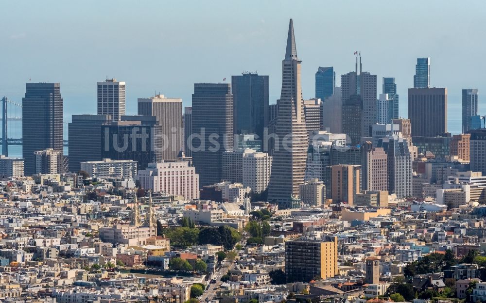 San Francisco von oben - Skyline an der Baustelle zum Neubau des Hochhaus- Gebäudekomplexes Transamerica Pyramid Center in San Francisco in USA