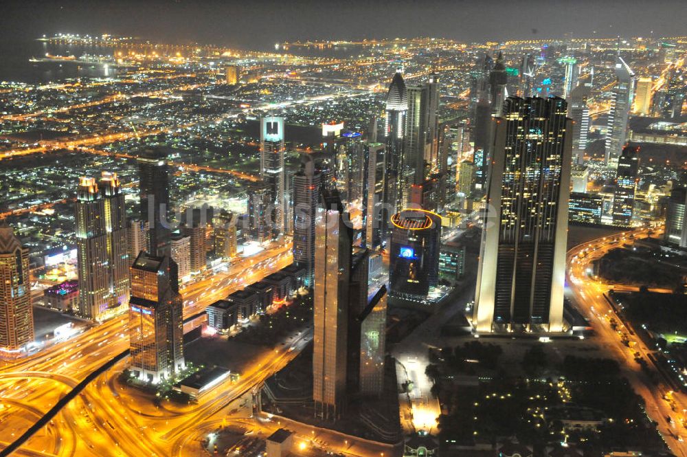 DUBAI / DUBAYY aus der Vogelperspektive: Skyline des Dubai an der Sheikh Zayed Road