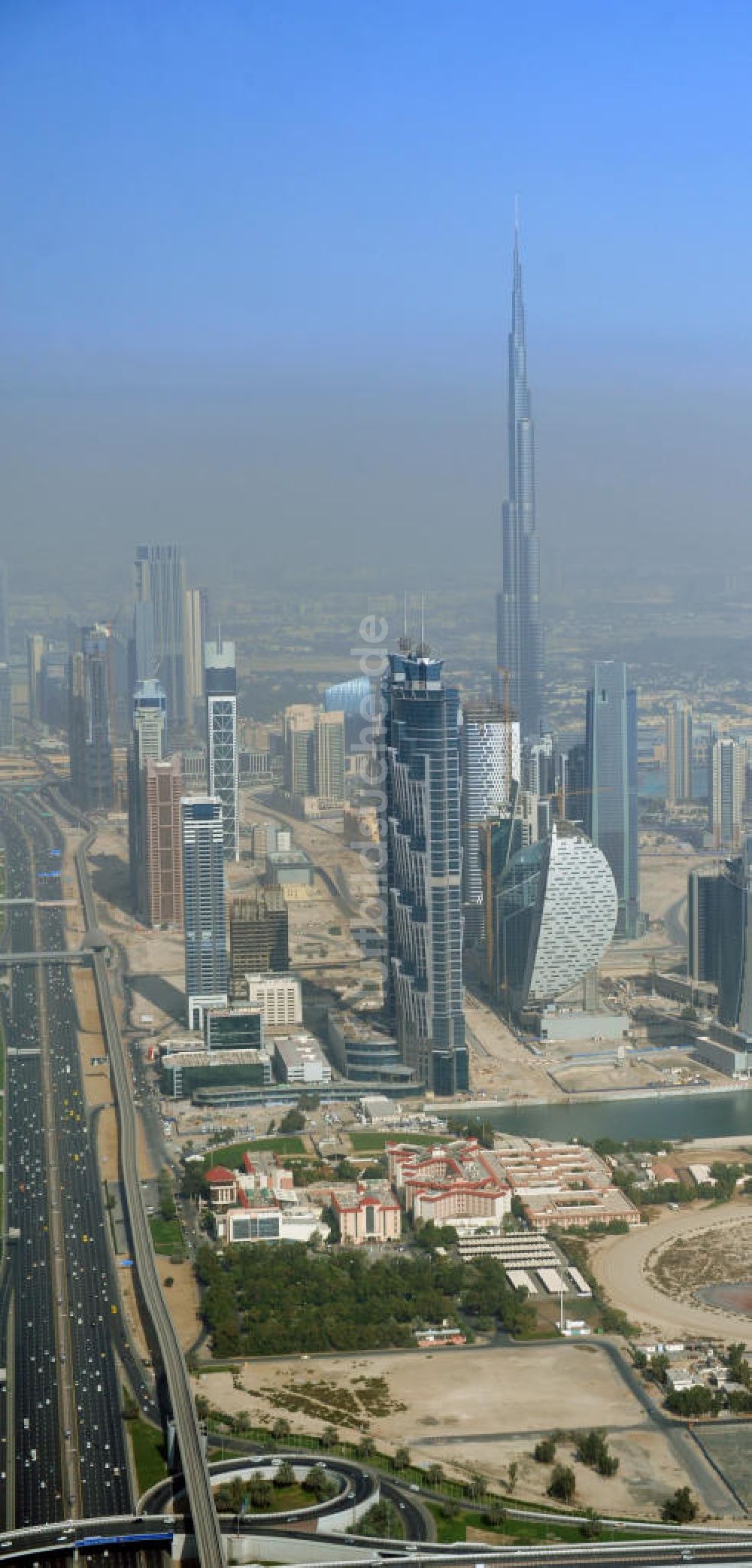 DUBAI / DUBAYY von oben - Skyline der Hochhäuser an der Business Bay Creek Extension in Dubai