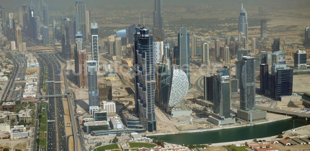 DUBAI / DUBAYY aus der Vogelperspektive: Skyline der Hochhäuser an der Business Bay Creek Extension in Dubai