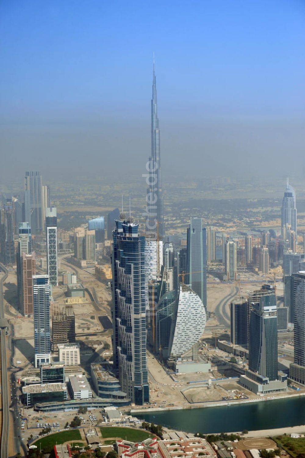 DUBAI / DUBAYY von oben - Skyline der Hochhäuser an der Business Bay Creek Extension in Dubai