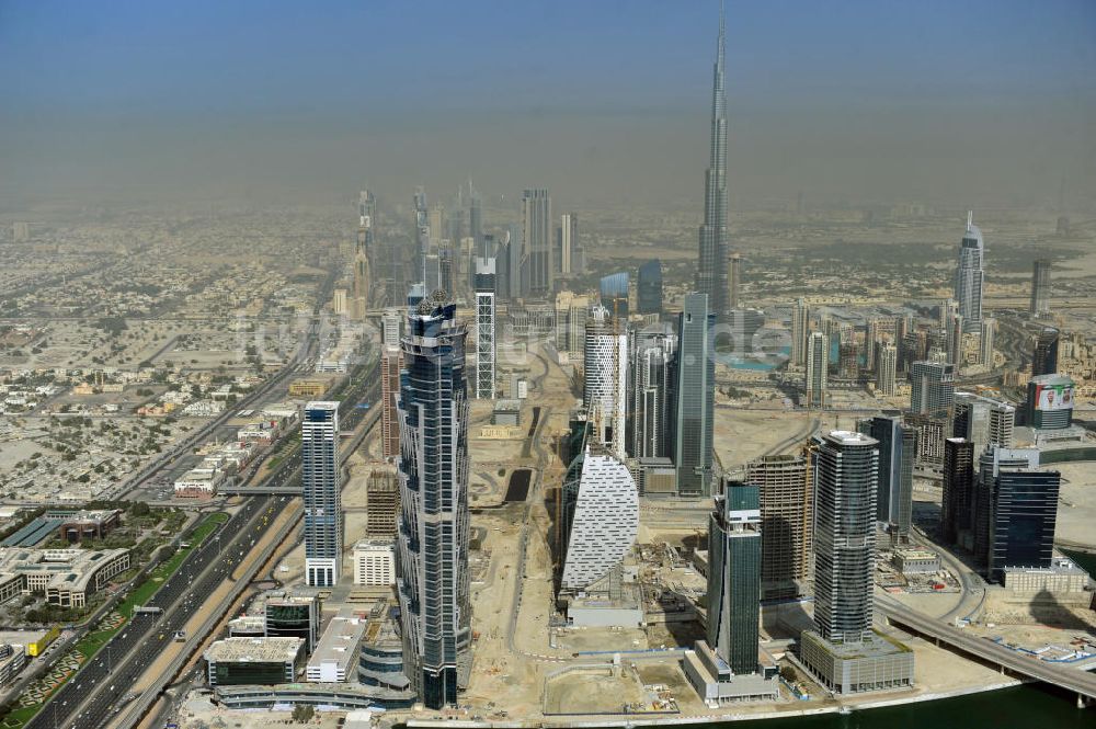 DUBAI / DUBAYY aus der Vogelperspektive: Skyline der Hochhäuser an der Business Bay Creek Extension in Dubai