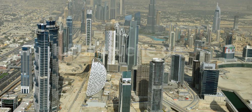 DUBAI / DUBAYY aus der Vogelperspektive: Skyline der Hochhäuser an der Business Bay Creek Extension in Dubai